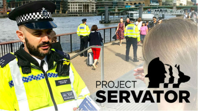 Лондонский полицейский участок в униформе на берегу Темзы разговаривает с дамой со словами Project Servator в углу изображения.