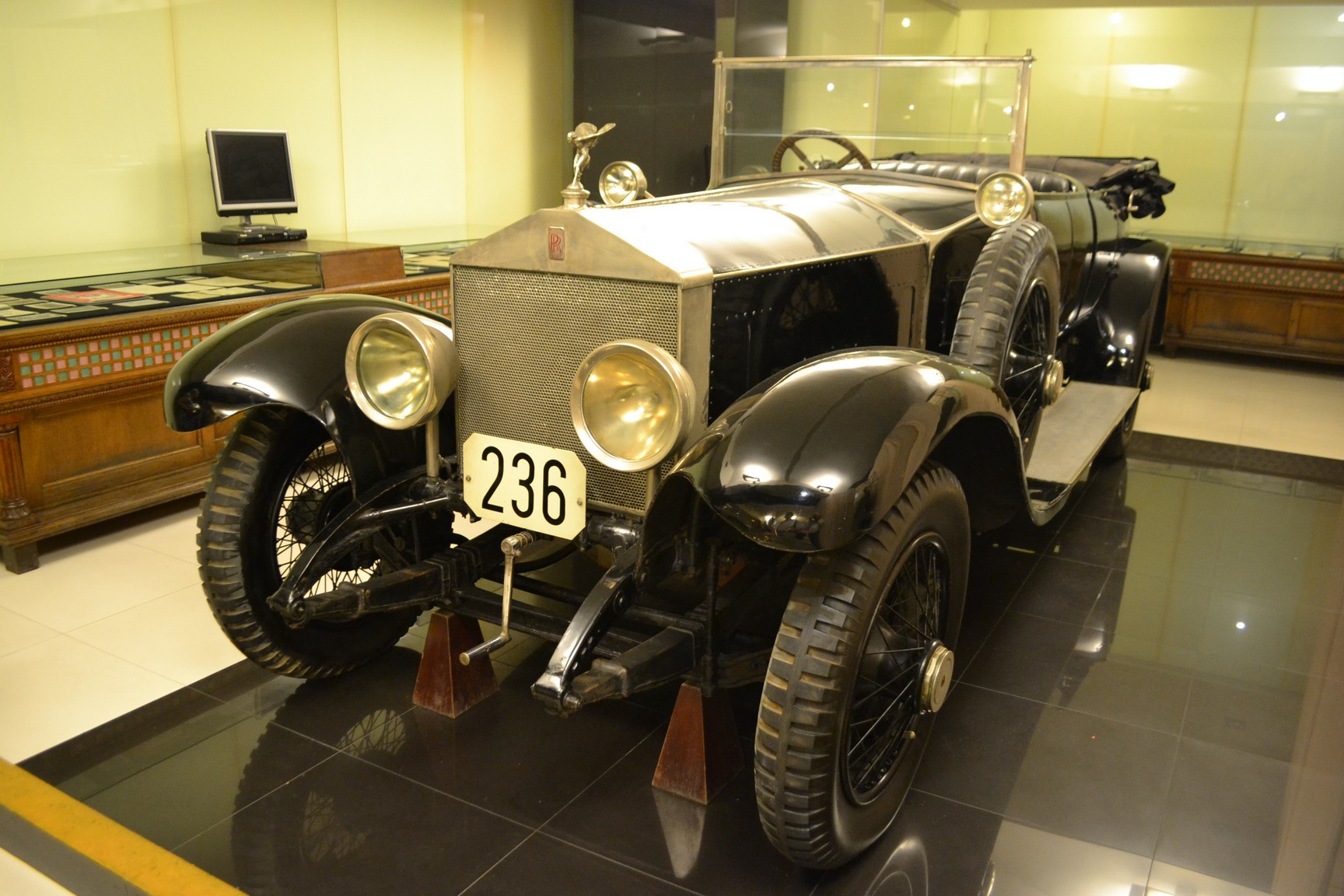 Транспорт ленина. Роллс Ройс Ленина. Rolls Royce Silver Ghost Ленина. Роллс Ройс в музее горки Ленинские. Роллс Ройс Ленина в музее.