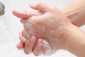 Вымойте руки, чтобы предотвратить заражение