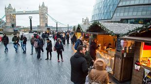 Рождественский рынок Лондонского Бридж-Сити у Тауэрского моста