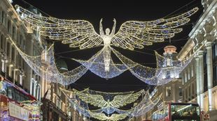 Рождественские огни в форме ангела на Риджент-стрит в Лондоне.