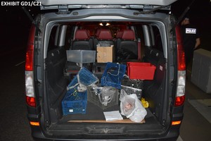 Задняя часть черного фургона с ящиками в багажнике, предназначенная для ловли раков.
