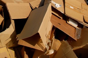 Складское изображение сплющенных картонных коробок, которые когда-то использовались в качестве упаковки