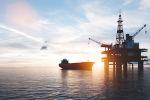 Нефтяная вышка на море с нефтяным танкером