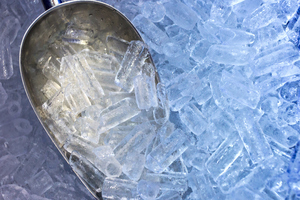 Серебряная лопата для льда в подносе с кубиками льда