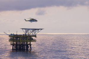 Морской вертолет перевозит рабочих на нефтяные вышки