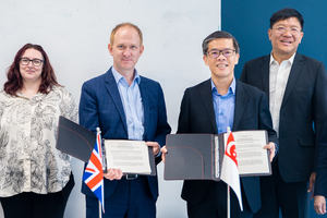 Групповое фото с Томом Ридом, исполнительным директором GDS, и г-ном Кок Пинг Сун, исполнительным директором GovTech Singapore.