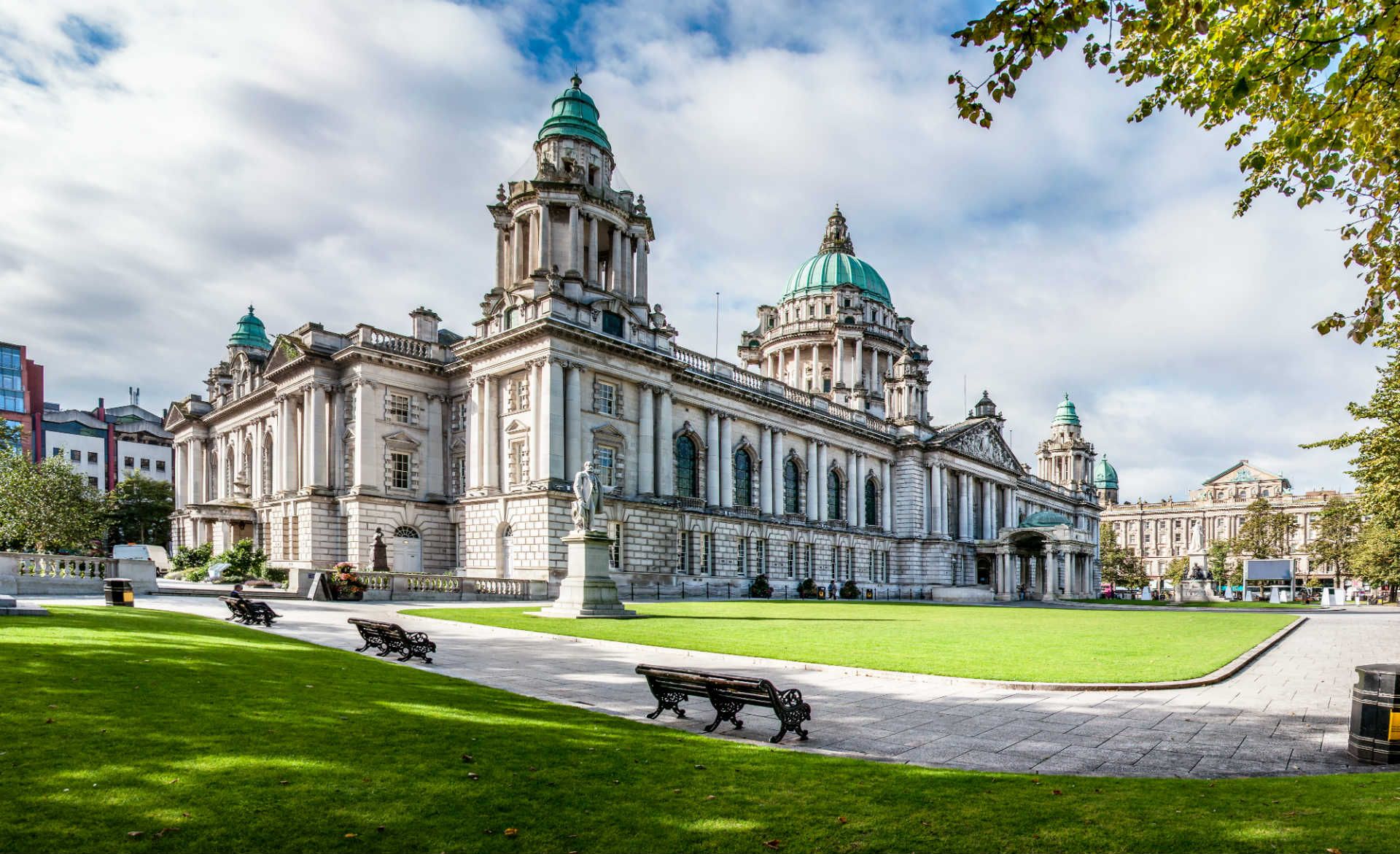 мэрия-белфаст-ирландия-uk-shutterstock_1060813319