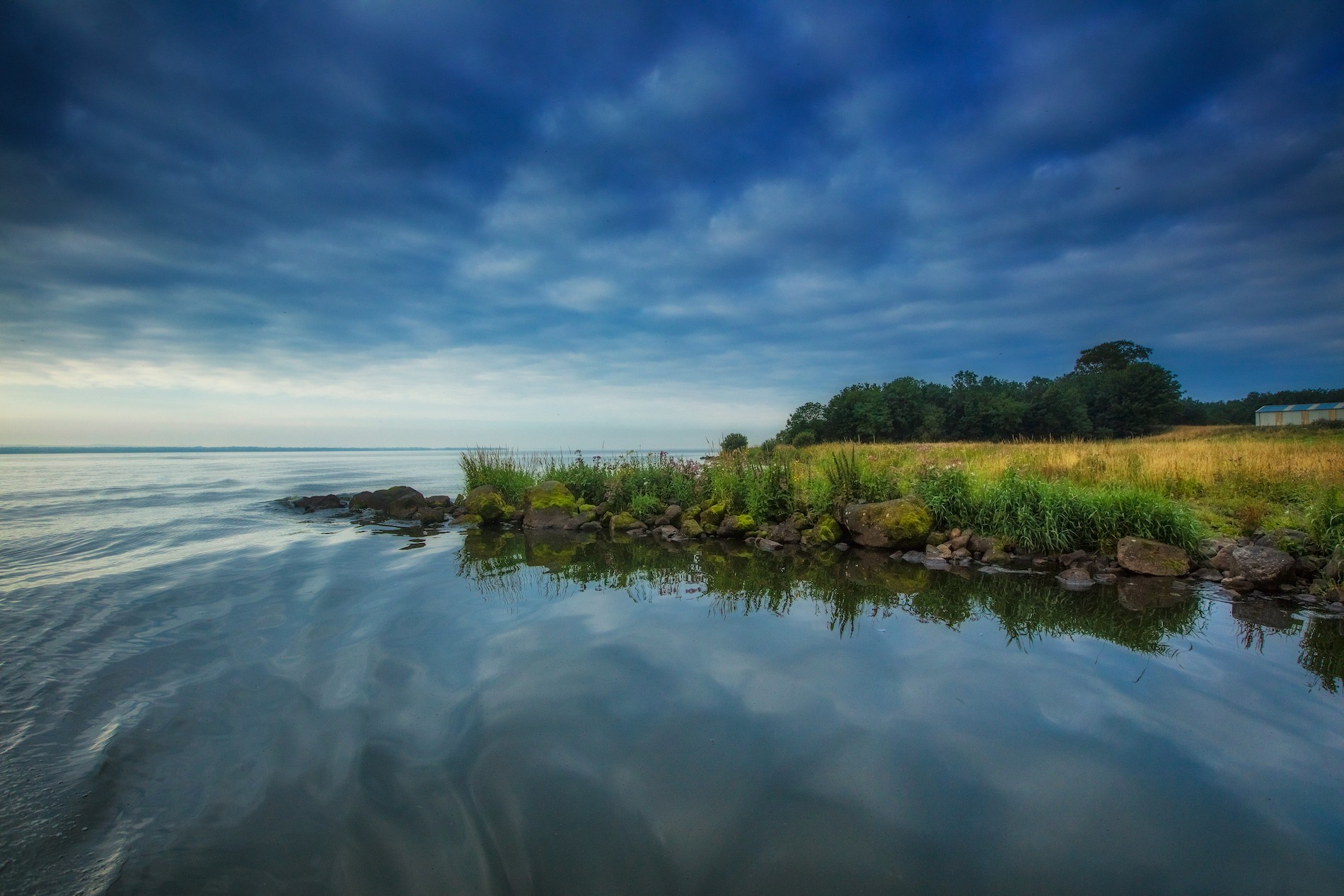 Lough Neagh. Лох-ней озеро в Северной Ирландии. Lough Neagh Lake. Lough Neagh, Northern Ireland.